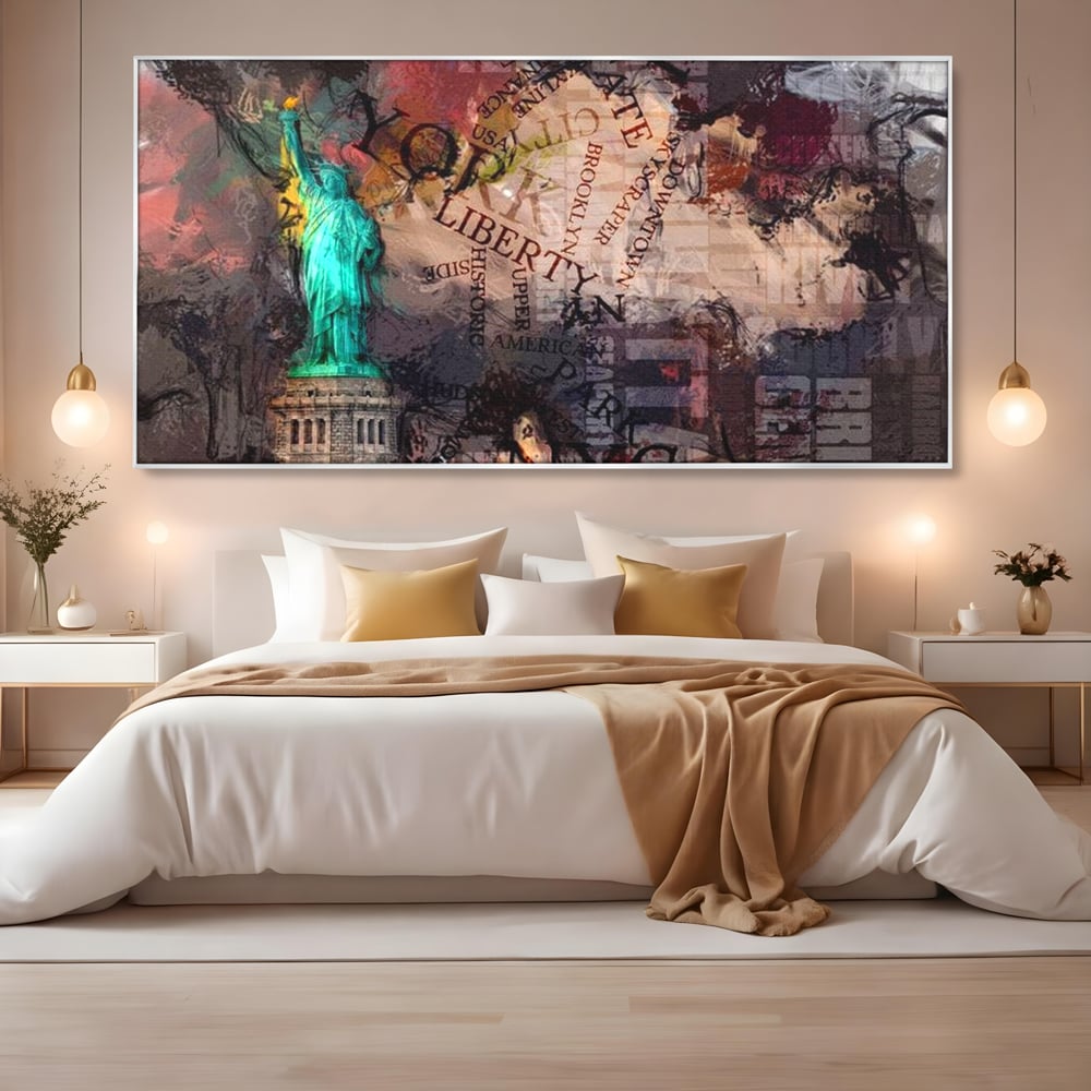 Tablou canvas cu tablou canvas cu statuia libertatii si text, in rama de aluminiu argintiu, pe perete intr-un dormitor